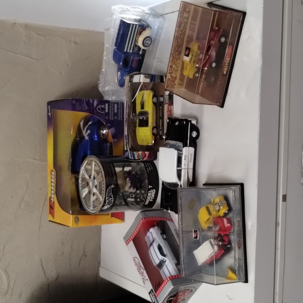 HIGE HUGE LOT! Metal Cars! Hot Wheels, D-Rods, Mattel & More
